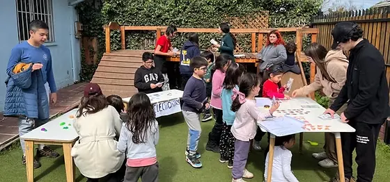 Estudiantes participando en actividades al aire libre